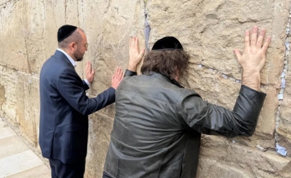 Javier Milei llegó a Israel y visitó el Muro de los Lamentos