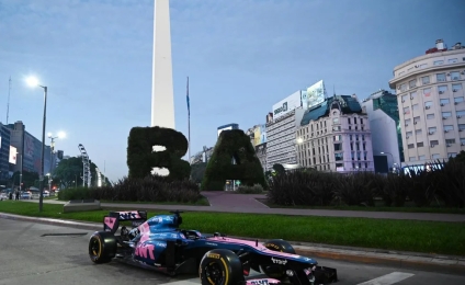 Presentaron en el Obelisco el Fórmula 1 que conducirá Colapinto en Palermo