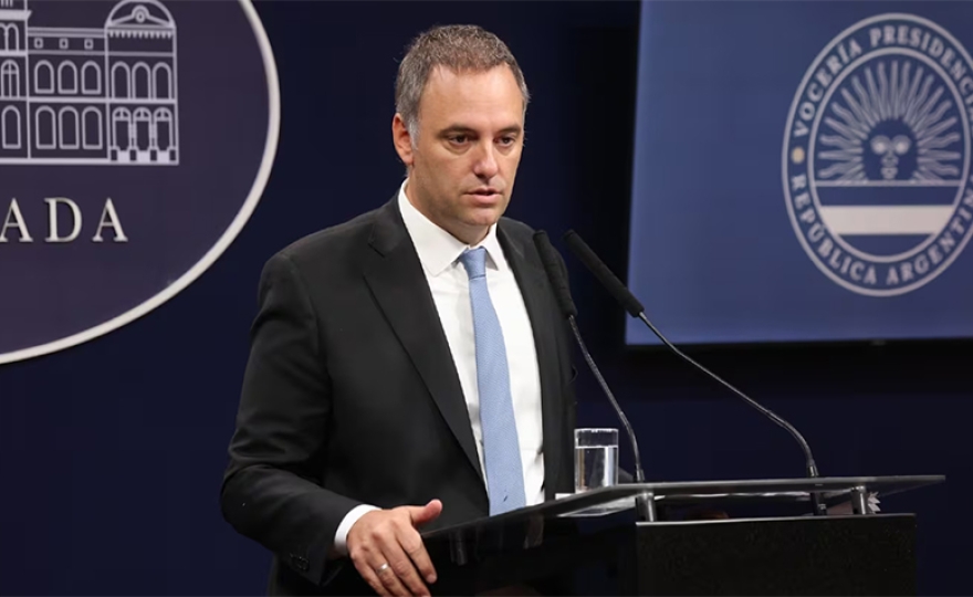 Adorni enfrentará en Diputados más de 4.800 preguntas con Milei en el palco