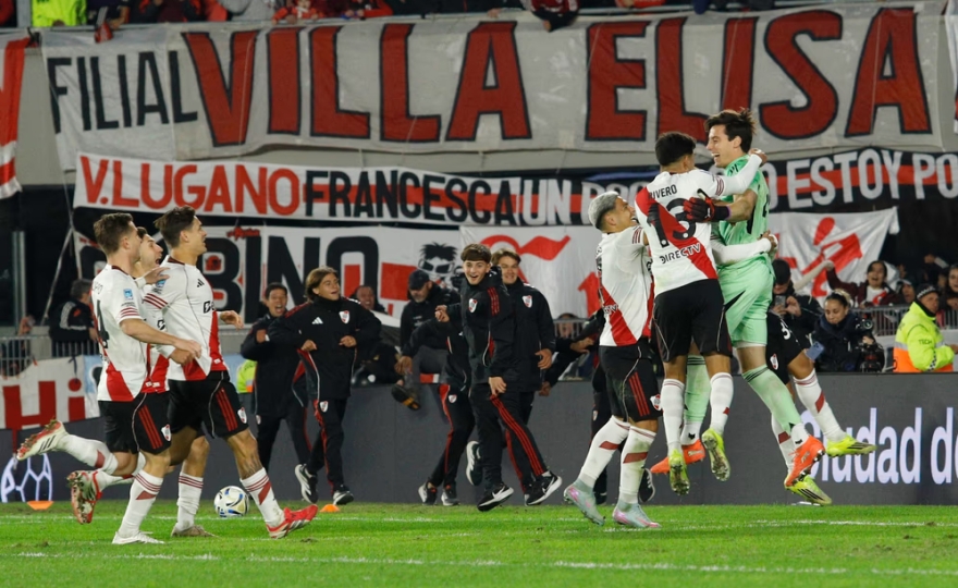 River le ganó a San Lorenzo por penales en un partido infartante y se metió en cuartos del Apertura 2026