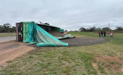Volcó un acoplado cargado de girasol por la Ruta Nº 89