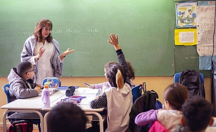 Crece el pluriempleo en los docentes: lo advirtió un sindicato sobre maestros que hacen Uber