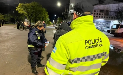 Detuvieron a un hombre que conducía con una lata de cerveza y alcoholemia positiva