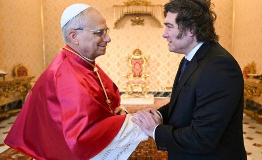 Javier Milei recibirá a León XIV al pie del avión y habrá una bilateral a solas en Casa Rosada