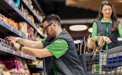 Empleados de Comercio acordaron un aumento salarial del 5,7% y un bono de $50.000: cómo se pagarán